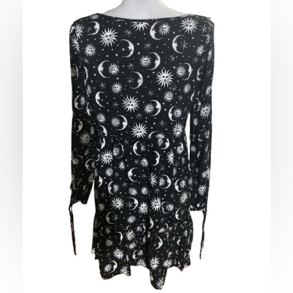 Hot Topic Black & White Celestial Long-Sleeve Empire Waist Juniors Mini Dress - Picture 3 of 10